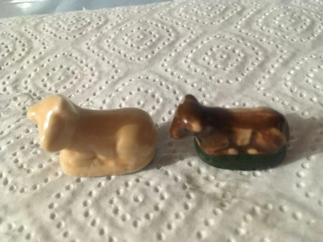 2 feves porcelaine boeuf - crêche